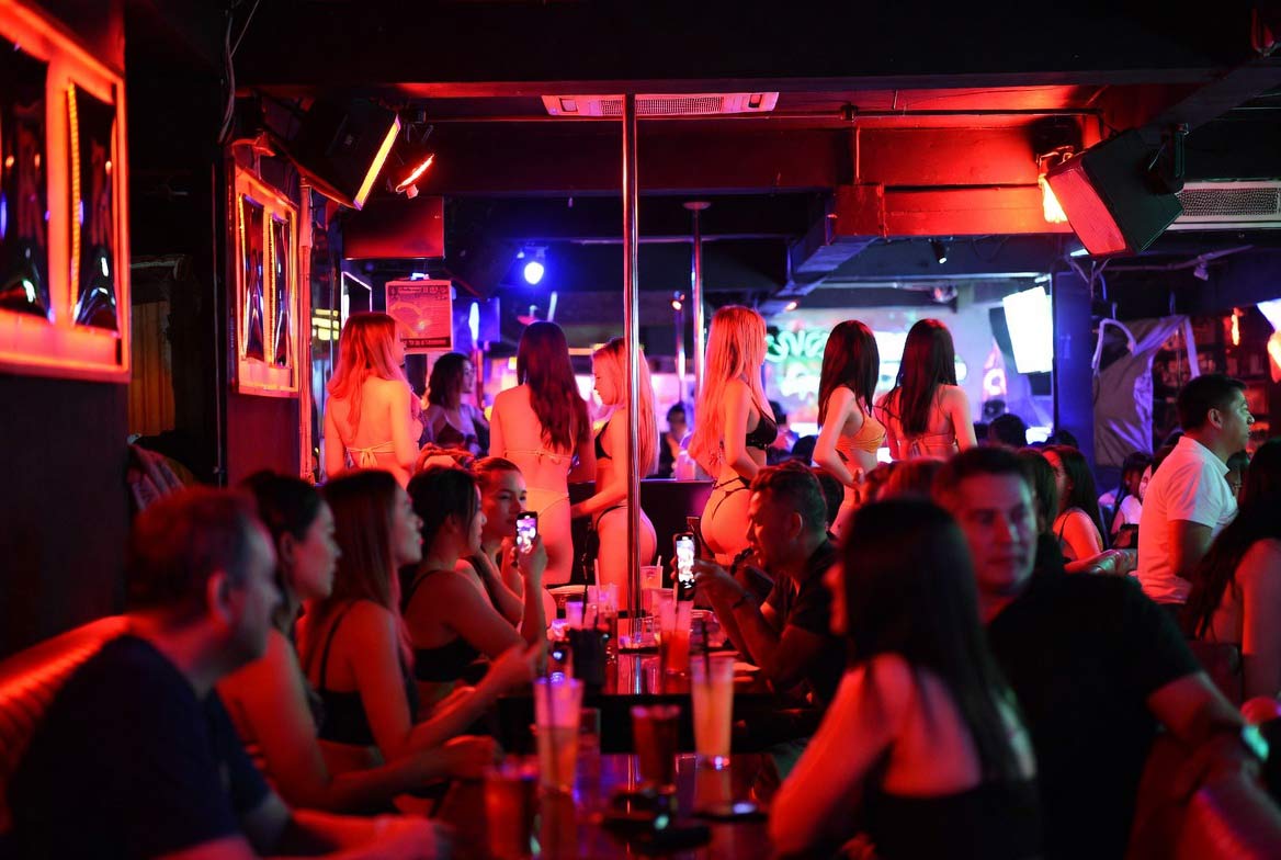 rôles des filles de bar dans gogo bar thailande