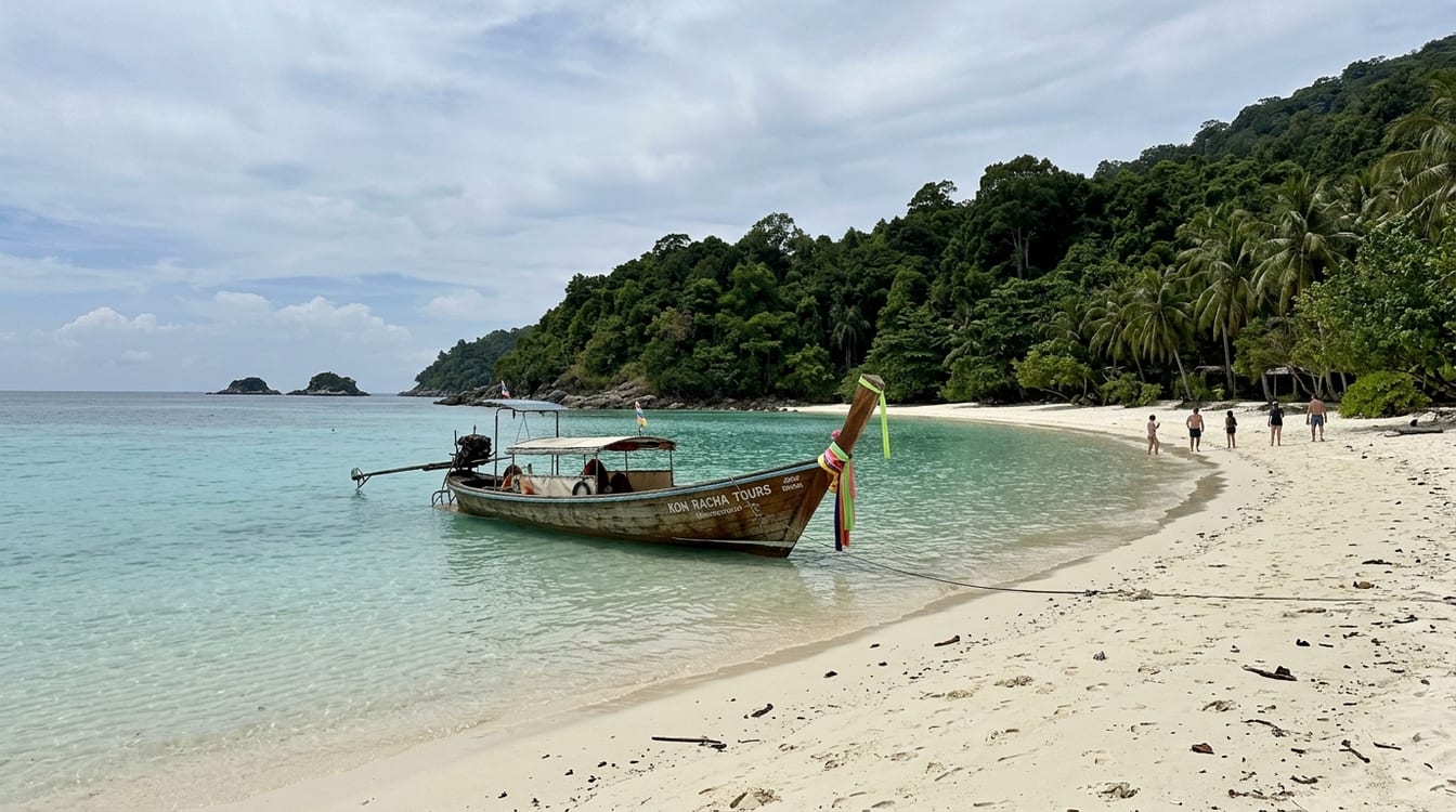 Plage de sable blanc de Koh Racha Yai lors d'une excursion en bateau depuis Phuket